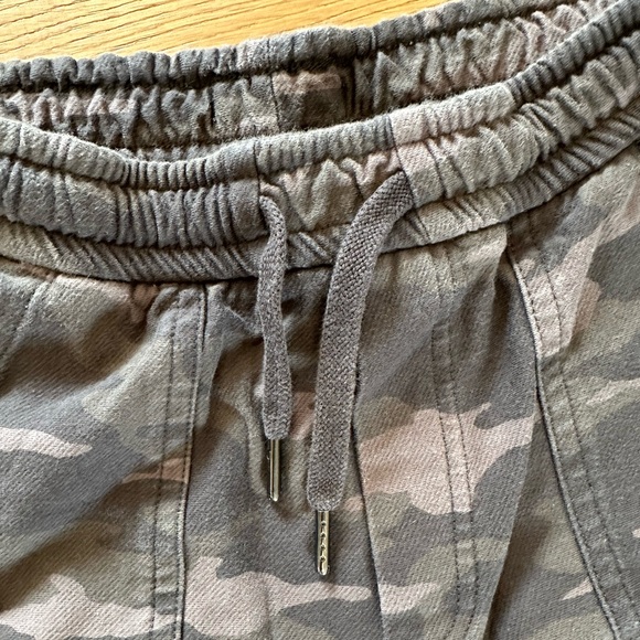 Athleta Farallon Jogger Camo size 6 - Picture 4 of 6
